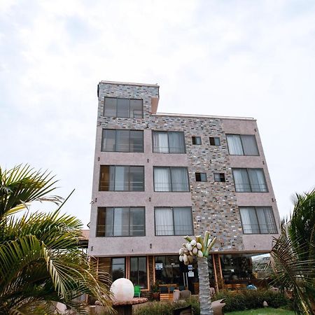 Plus 33 Hotel Nungua エクステリア 写真