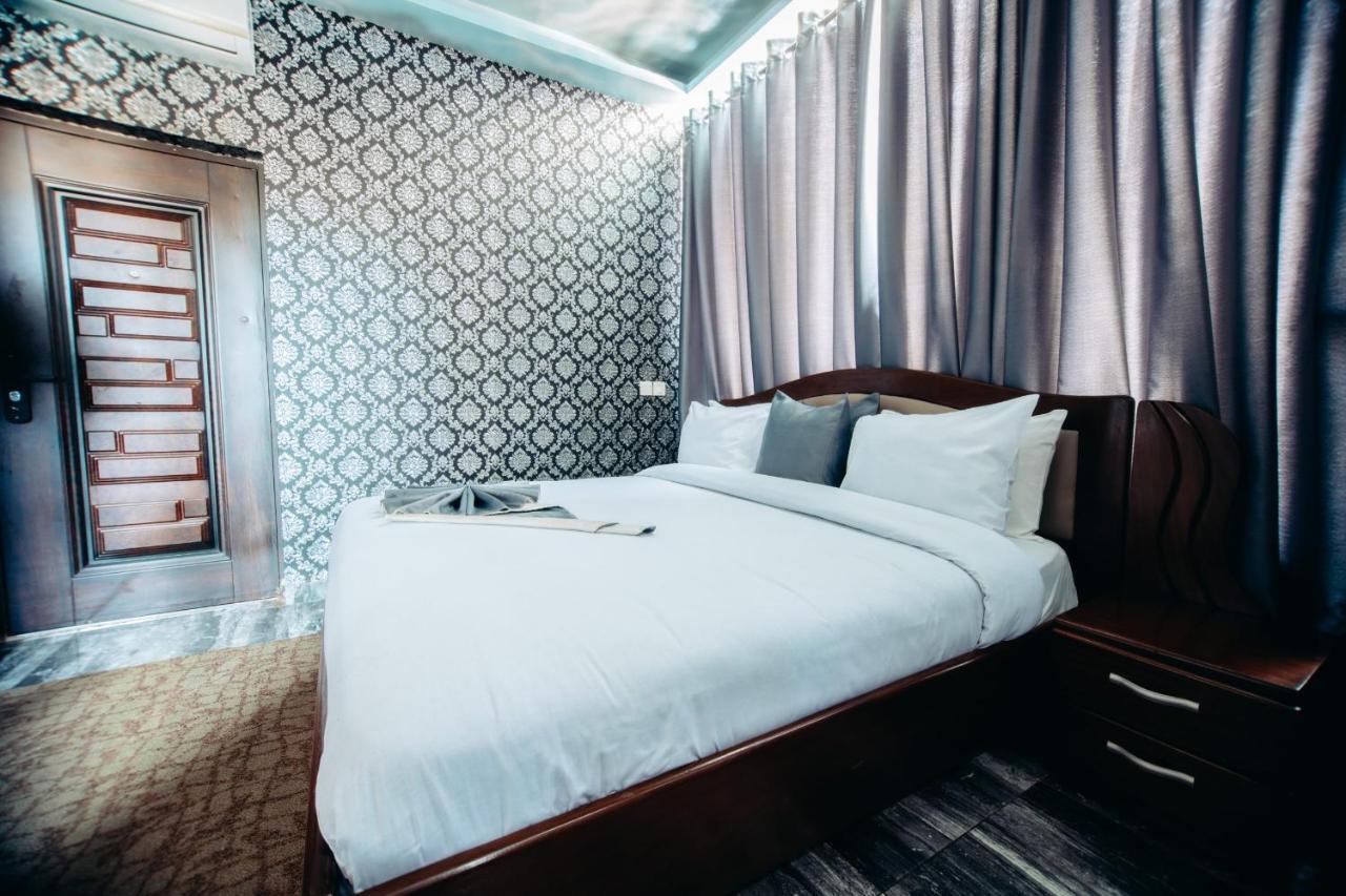 Plus 33 Hotel Nungua エクステリア 写真