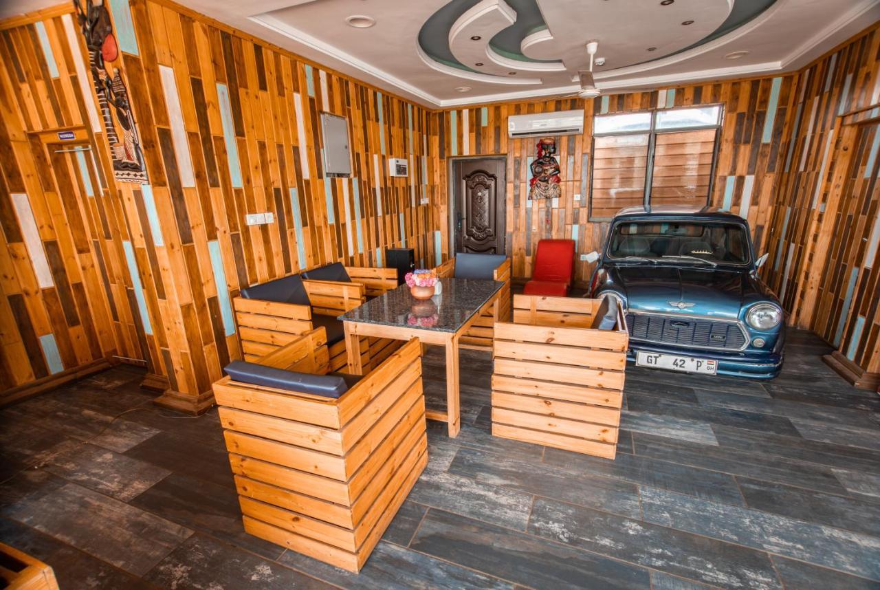 Plus 33 Hotel Nungua エクステリア 写真