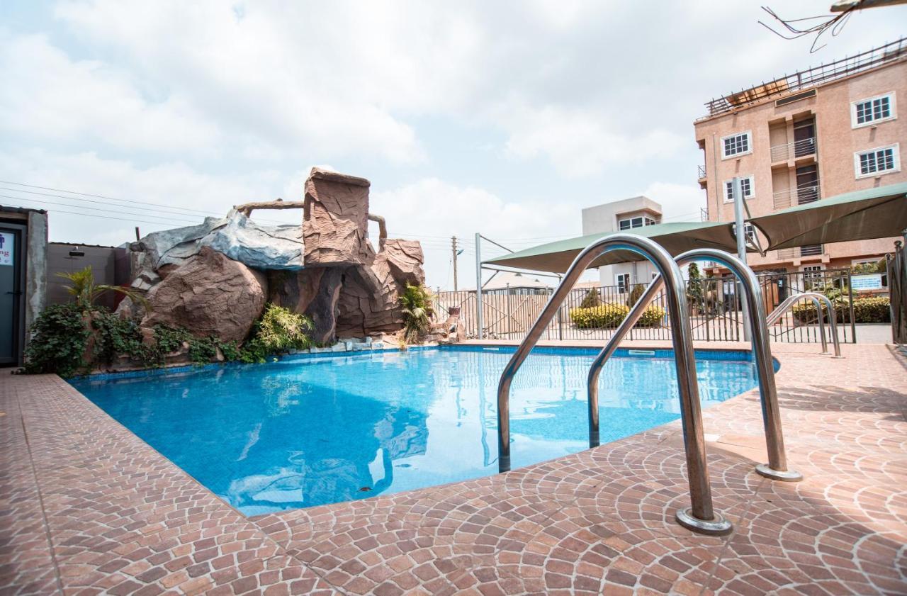 Plus 33 Hotel Nungua エクステリア 写真