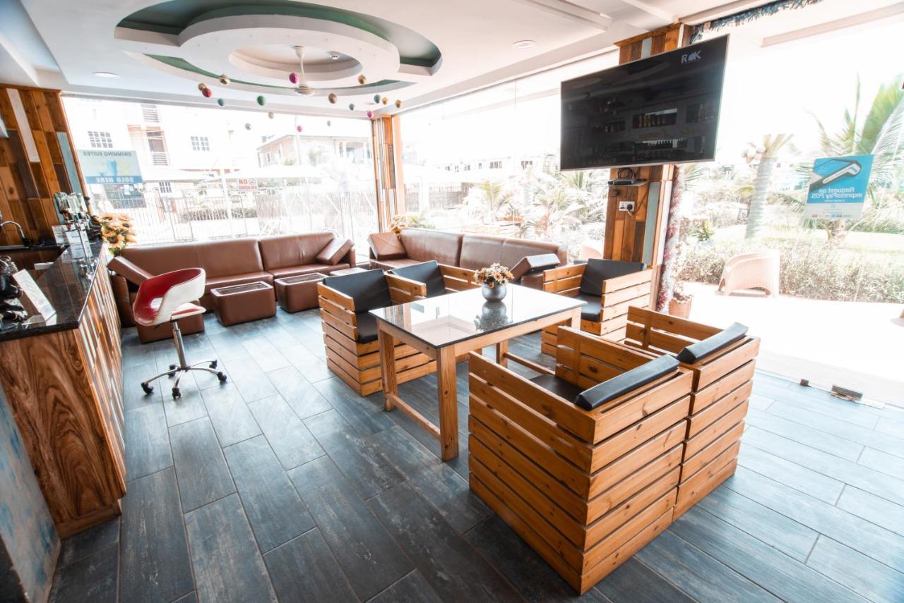Plus 33 Hotel Nungua エクステリア 写真