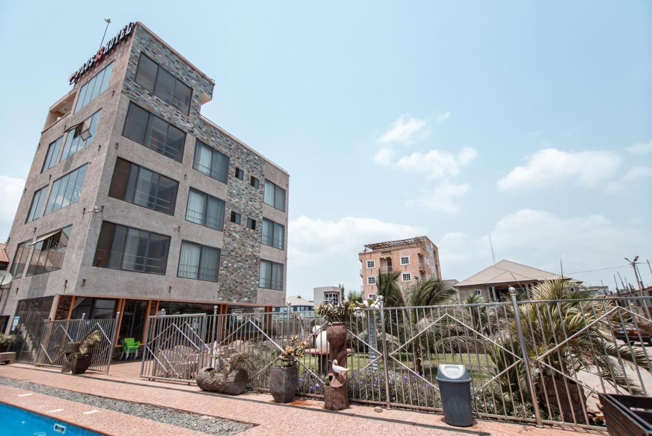 Plus 33 Hotel Nungua エクステリア 写真