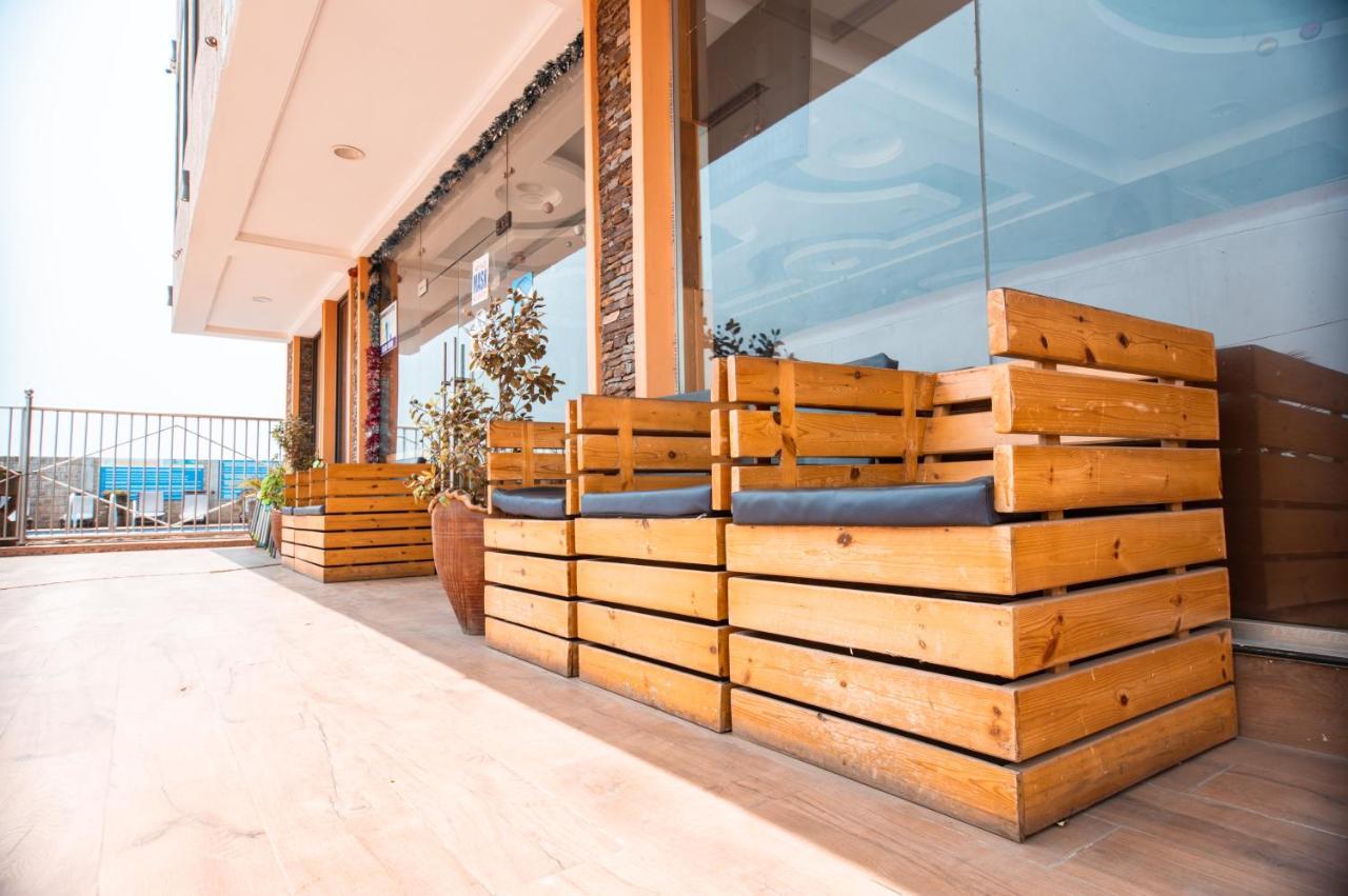 Plus 33 Hotel Nungua エクステリア 写真