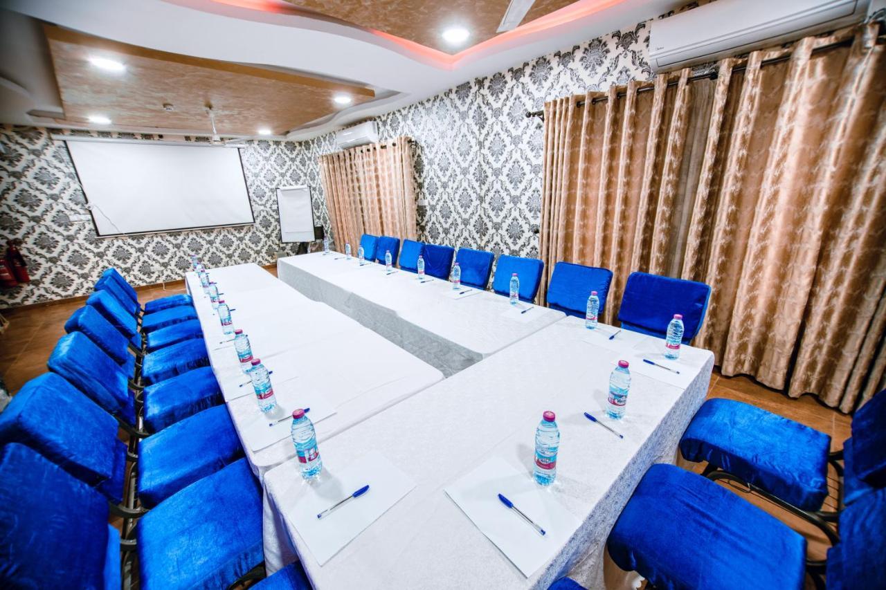 Plus 33 Hotel Nungua エクステリア 写真