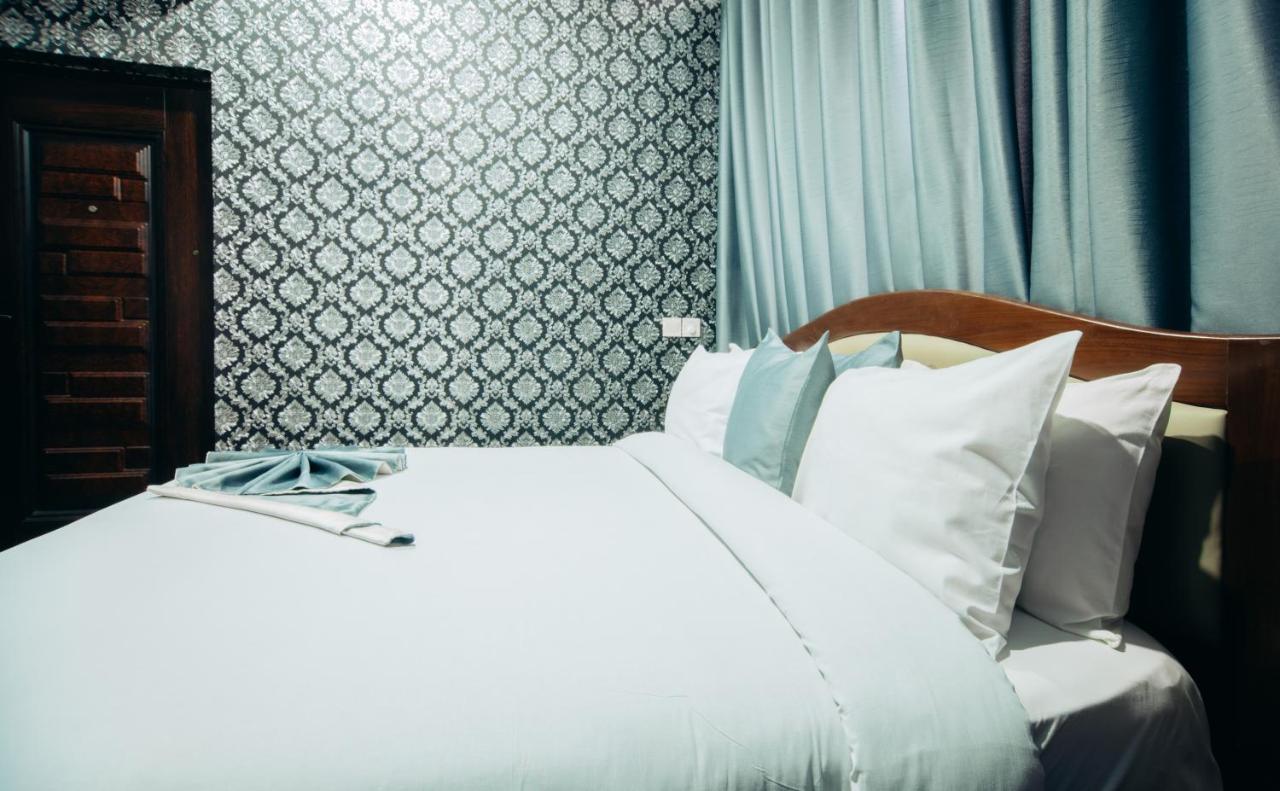 Plus 33 Hotel Nungua エクステリア 写真