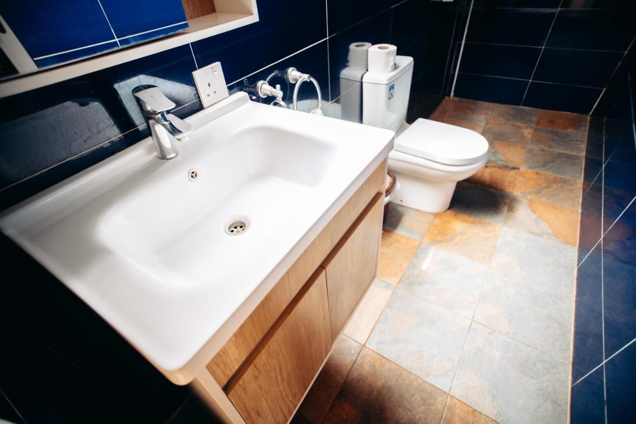 Plus 33 Hotel Nungua エクステリア 写真