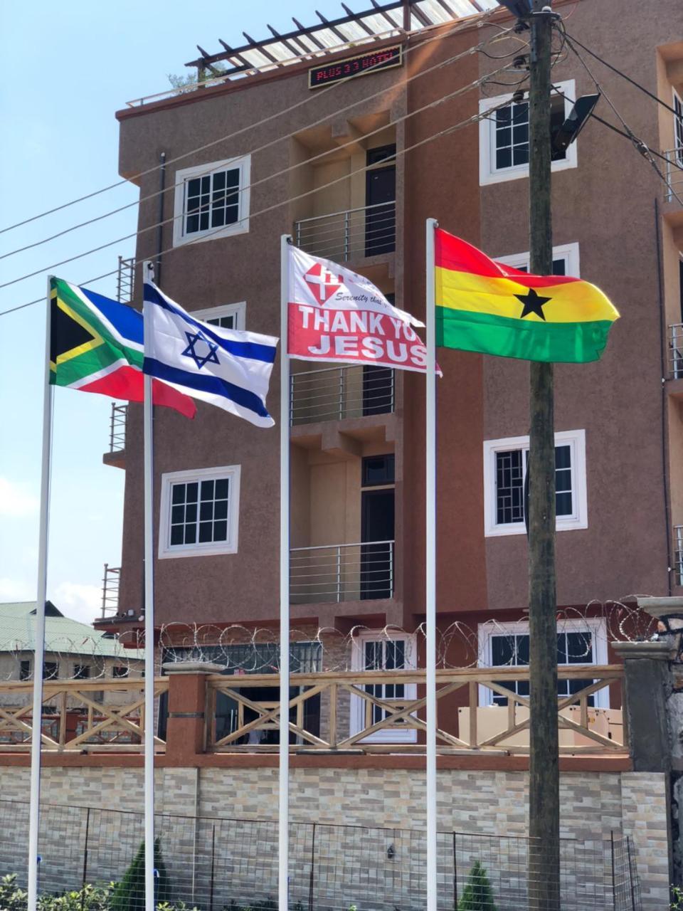 Plus 33 Hotel Nungua エクステリア 写真