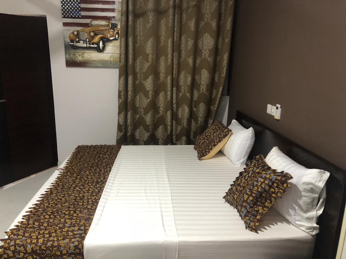 Plus 33 Hotel Nungua エクステリア 写真