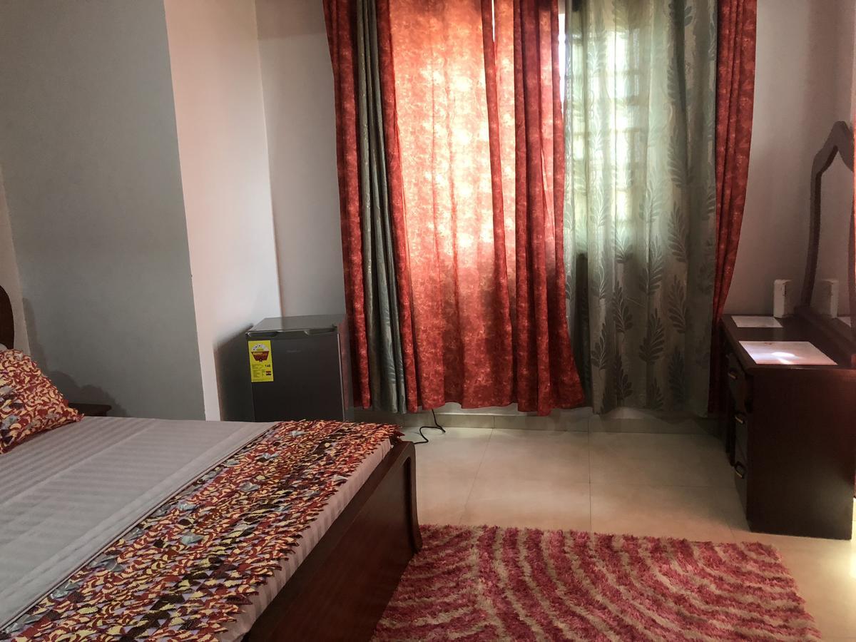 Plus 33 Hotel Nungua エクステリア 写真