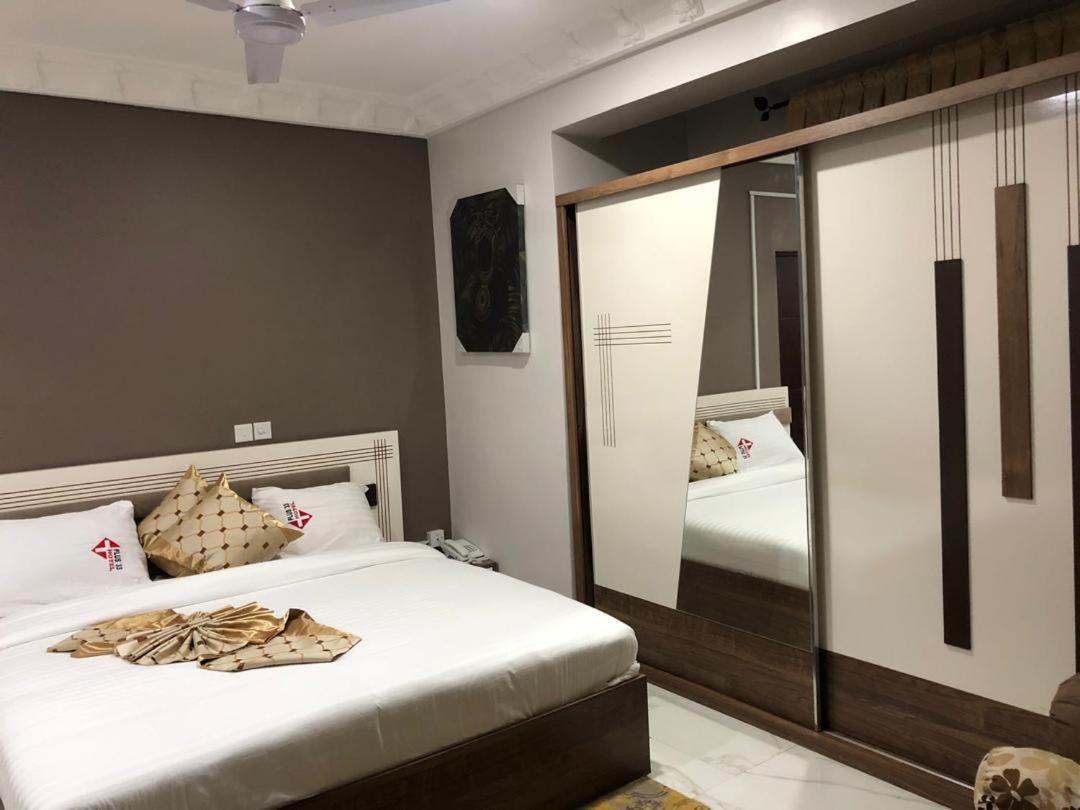 Plus 33 Hotel Nungua エクステリア 写真