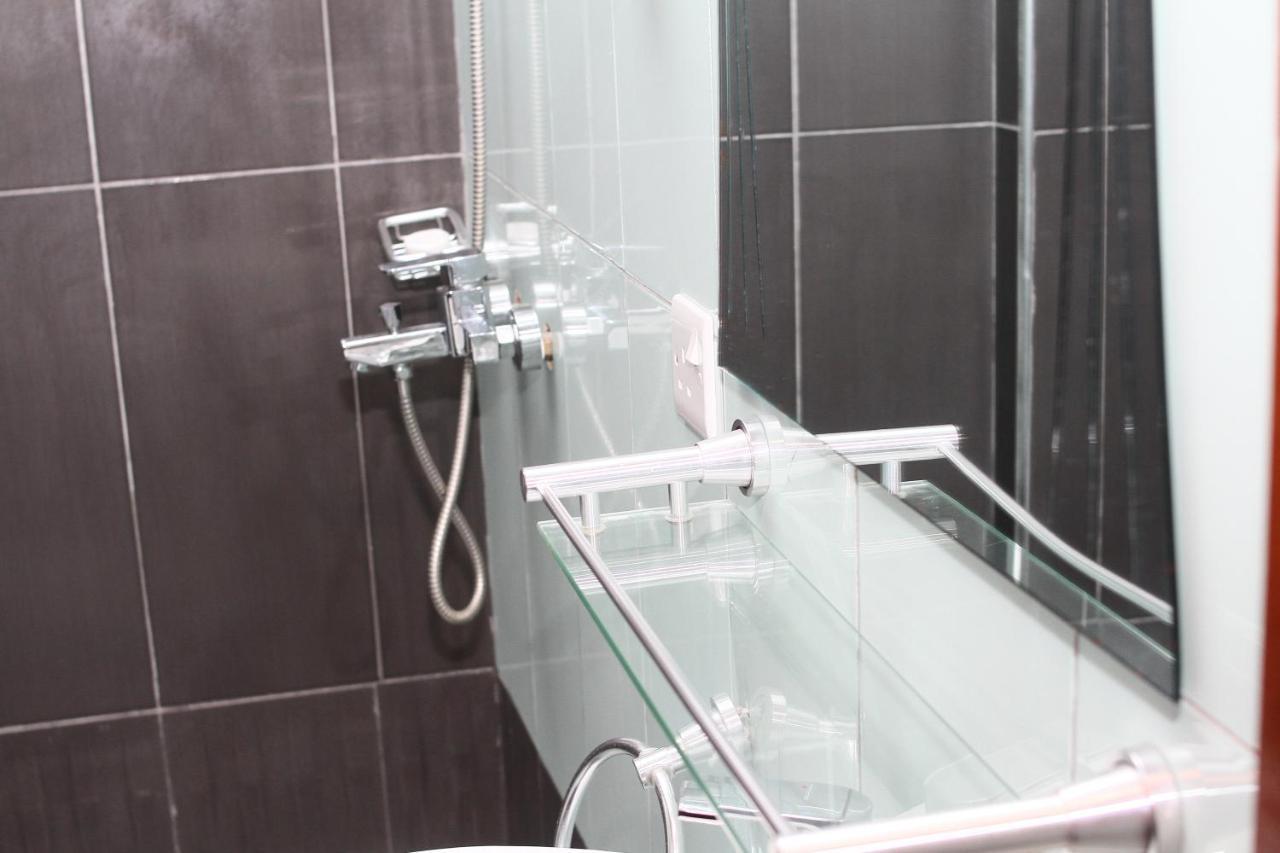 Plus 33 Hotel Nungua エクステリア 写真