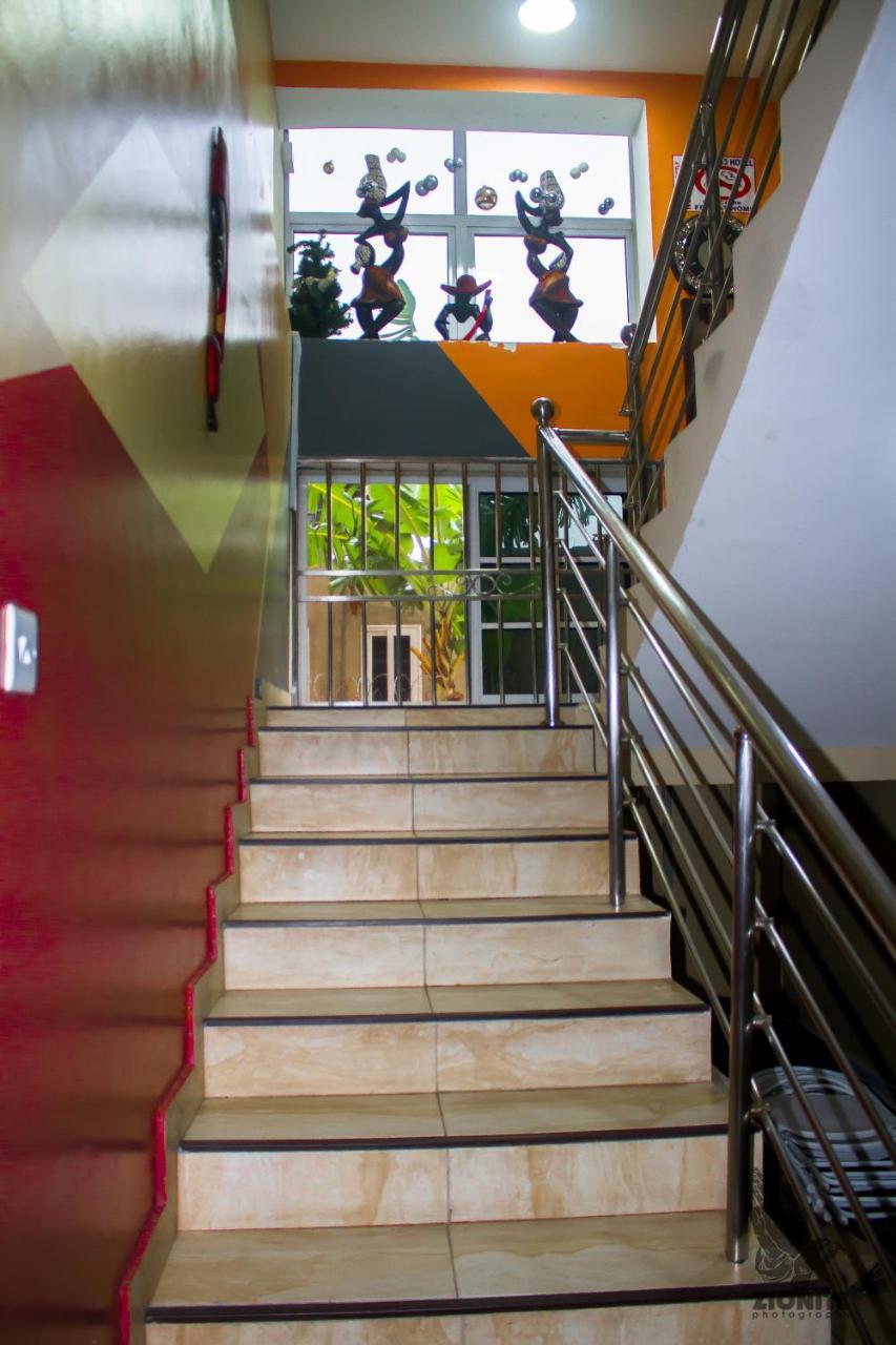 Plus 33 Hotel Nungua エクステリア 写真