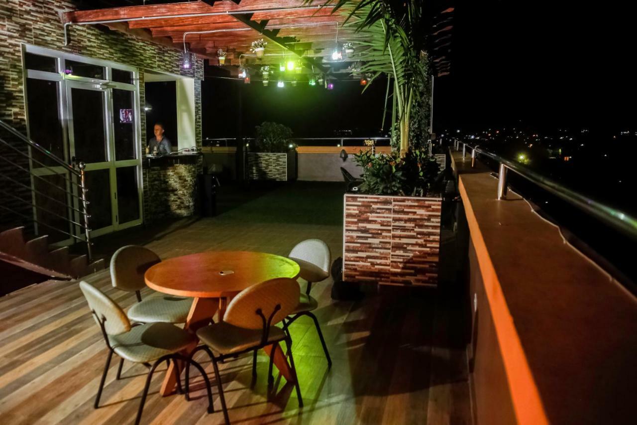 Plus 33 Hotel Nungua エクステリア 写真