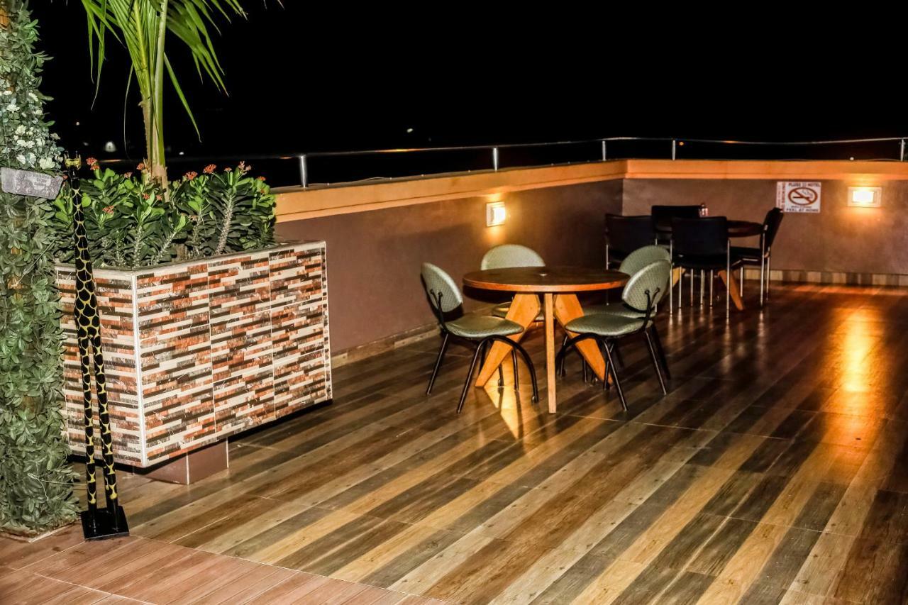 Plus 33 Hotel Nungua エクステリア 写真