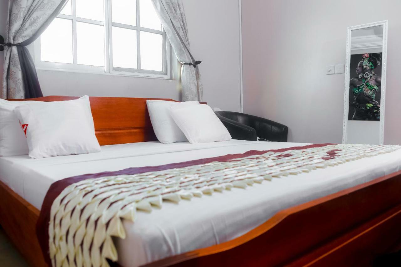 Plus 33 Hotel Nungua エクステリア 写真