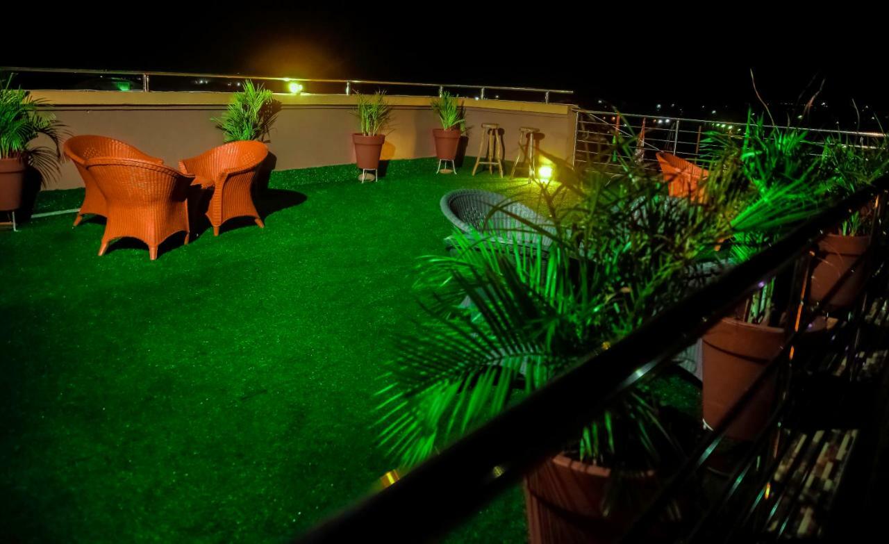 Plus 33 Hotel Nungua エクステリア 写真