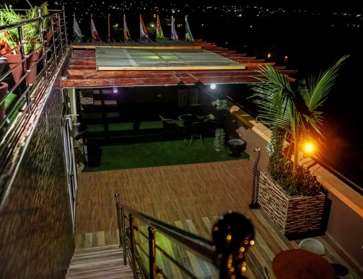 Plus 33 Hotel Nungua エクステリア 写真