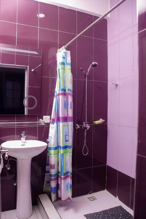 Plus 33 Hotel Nungua エクステリア 写真