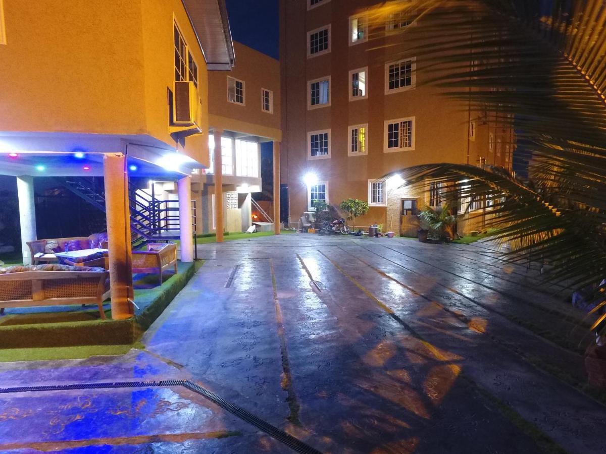 Plus 33 Hotel Nungua エクステリア 写真
