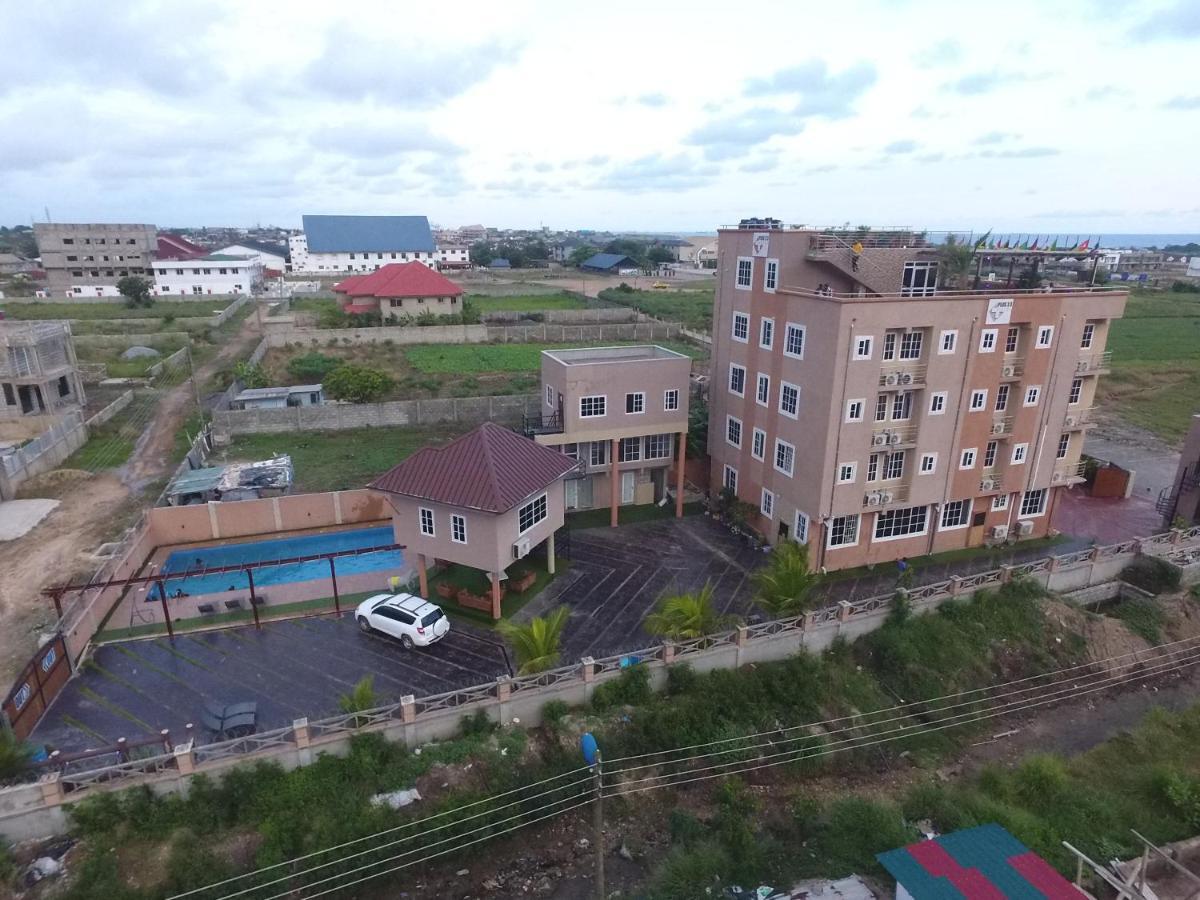Plus 33 Hotel Nungua エクステリア 写真